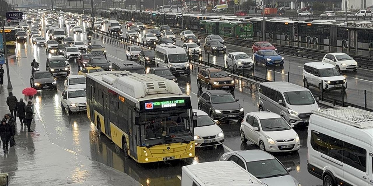 İstanbul’da Sabah Saatlerinde Trafik Yoğunluğu Yüzde 76’ya Çıktı