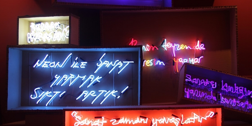 Neon'ları Konuşturan 'Absürt' Sergi Sanatseverleri Bekliyor