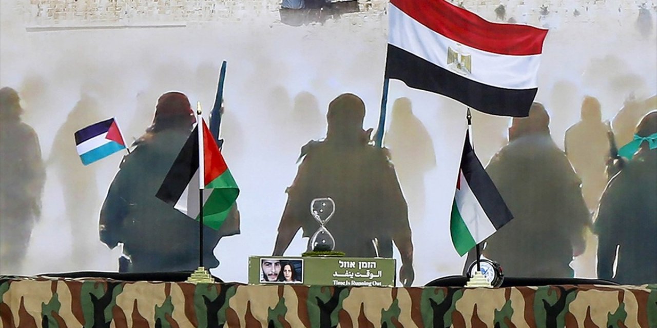 İsrailli Esir Yakınları, Hamas'ın "Kum Saati" Hediyesini "Yaşam Belirtisi" Olarak Yorumladı