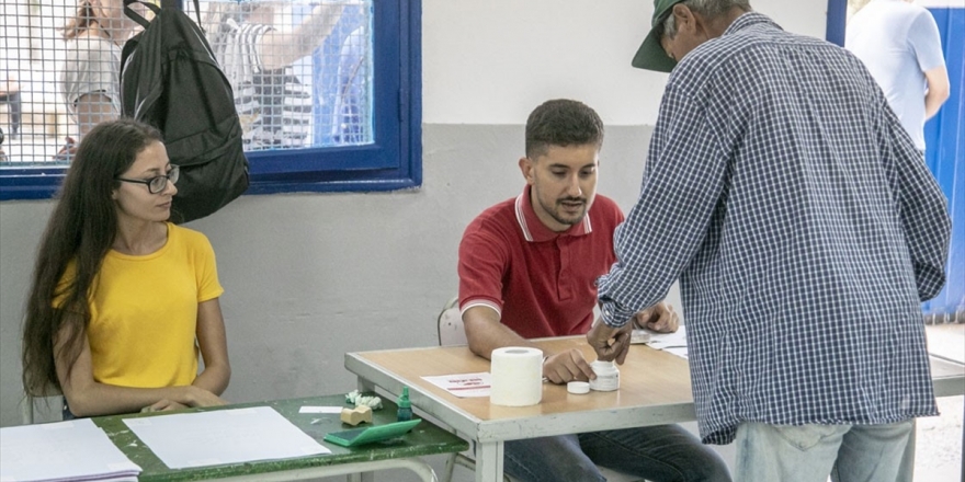 Tunus'ta Seçimin İkinci Turu 'Anayasa Profesörü Ve Tutuklu Medya Patronunun'