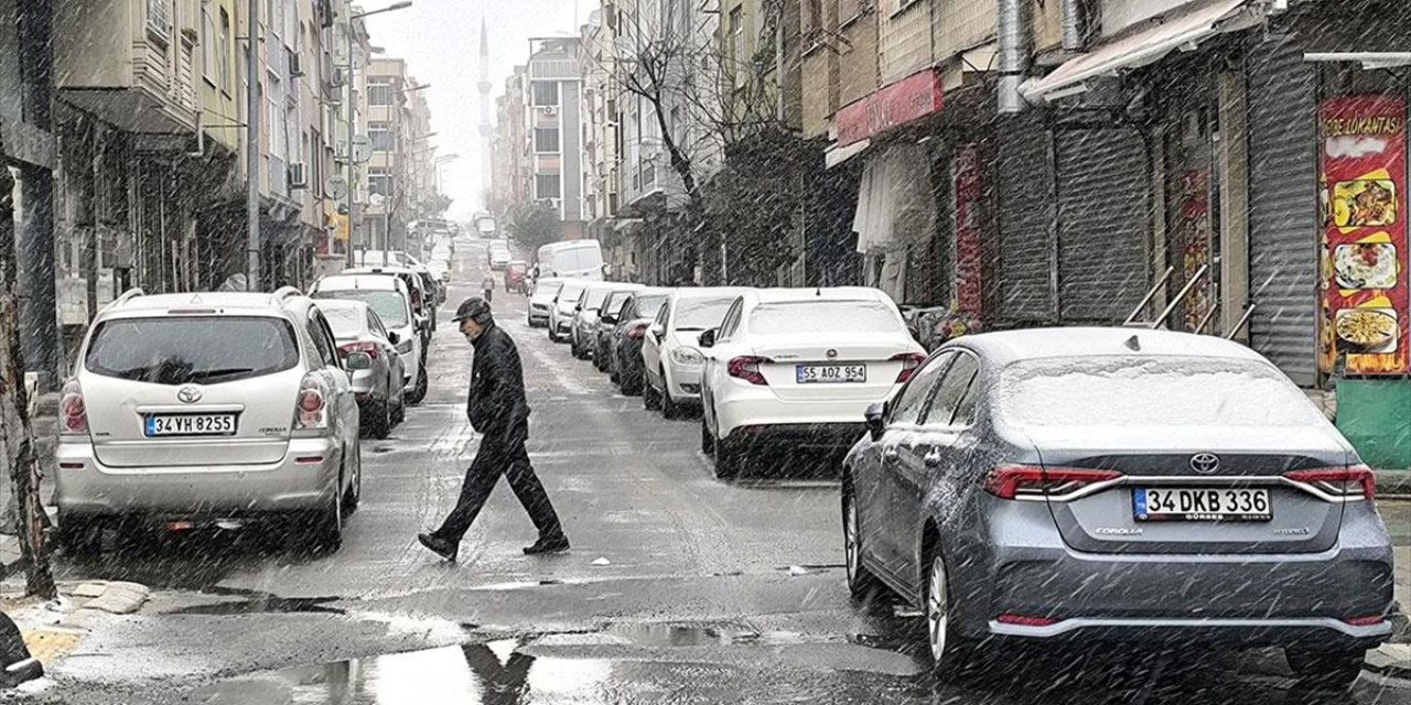 İstanbul'un Bazı İlçelerinde Kar Yağışı Etkili Oluyor