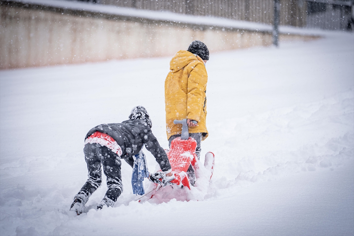 İstanbul'da Beklenen Yoğun Kar Yağışı Nedeniyle Yarın Eğitime Ara Verildi