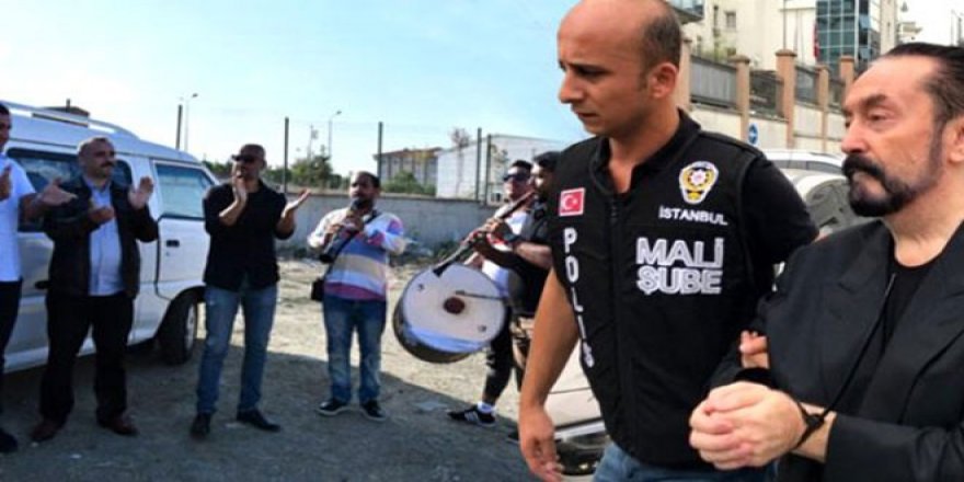 Adnan Oktar Davası Başladı, Eski BBP'li Mahkeme Önünde Davul Zurna Çaldırdı