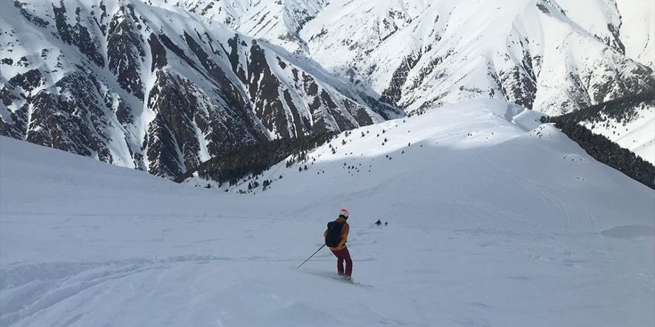 Kaçkar Dağları'nın Eteklerindeki Yaylalar Köyü, Doğal Pistleriyle Kayakçıların Gözdesi Oldu
