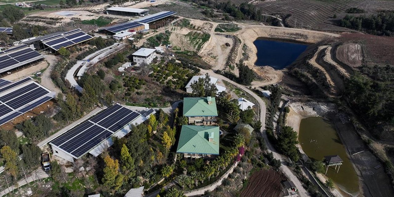 Elektrik ve Su İhtiyacı Doğadan Karşılanan Çiftlikte Gübre de Üretimde Değerlendiriliyor