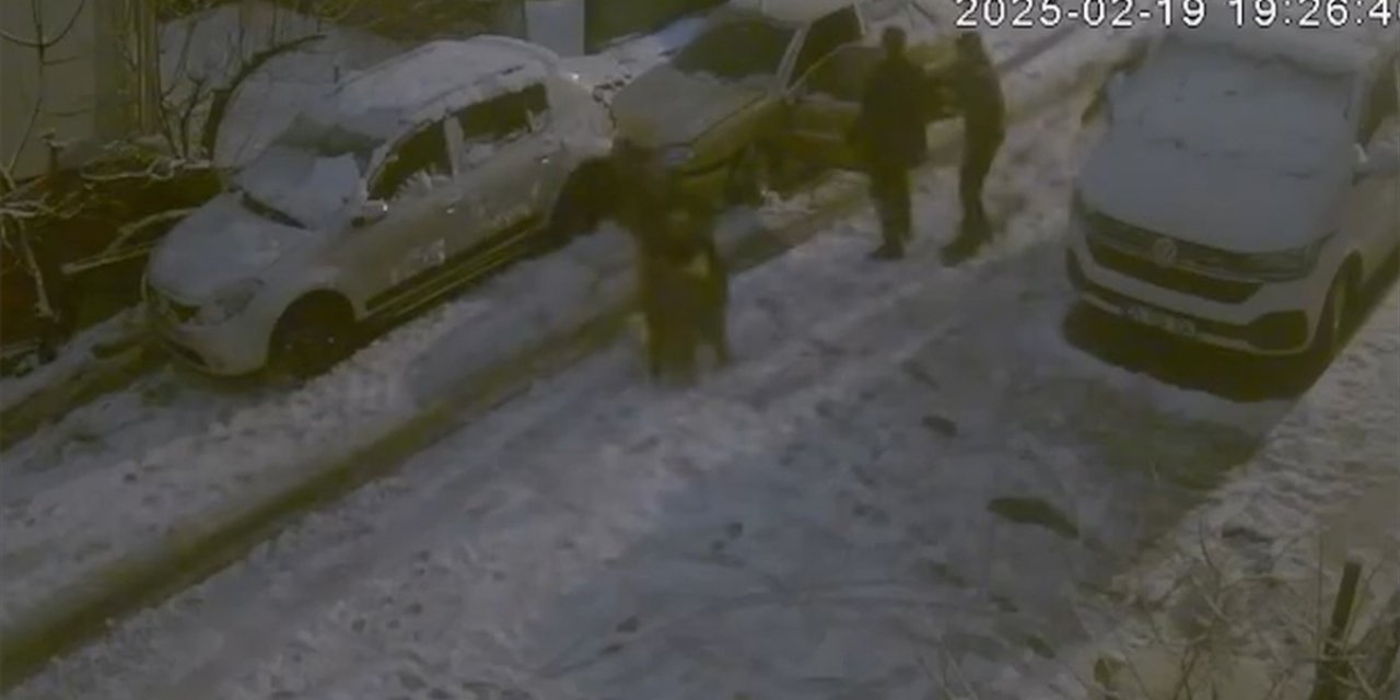 Sancaktepe'de Karlı Yolda Kayan Araç, Çocuğu Sürükledi