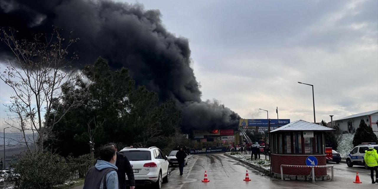 Bursa'da Madeni Yağ Dükkanında Çıkan Yangına Müdahale Ediliyor