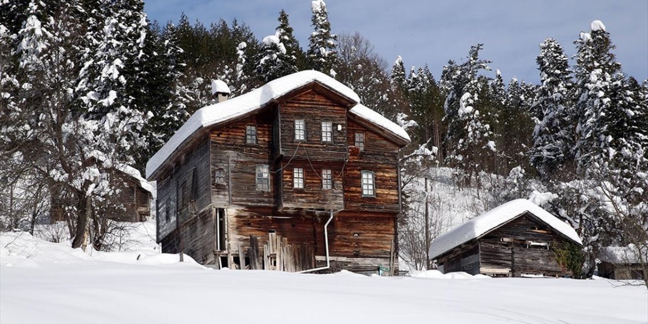 Kastamonu'nun Tarih Kokan Ahşap Evleri Karla Kaplandı