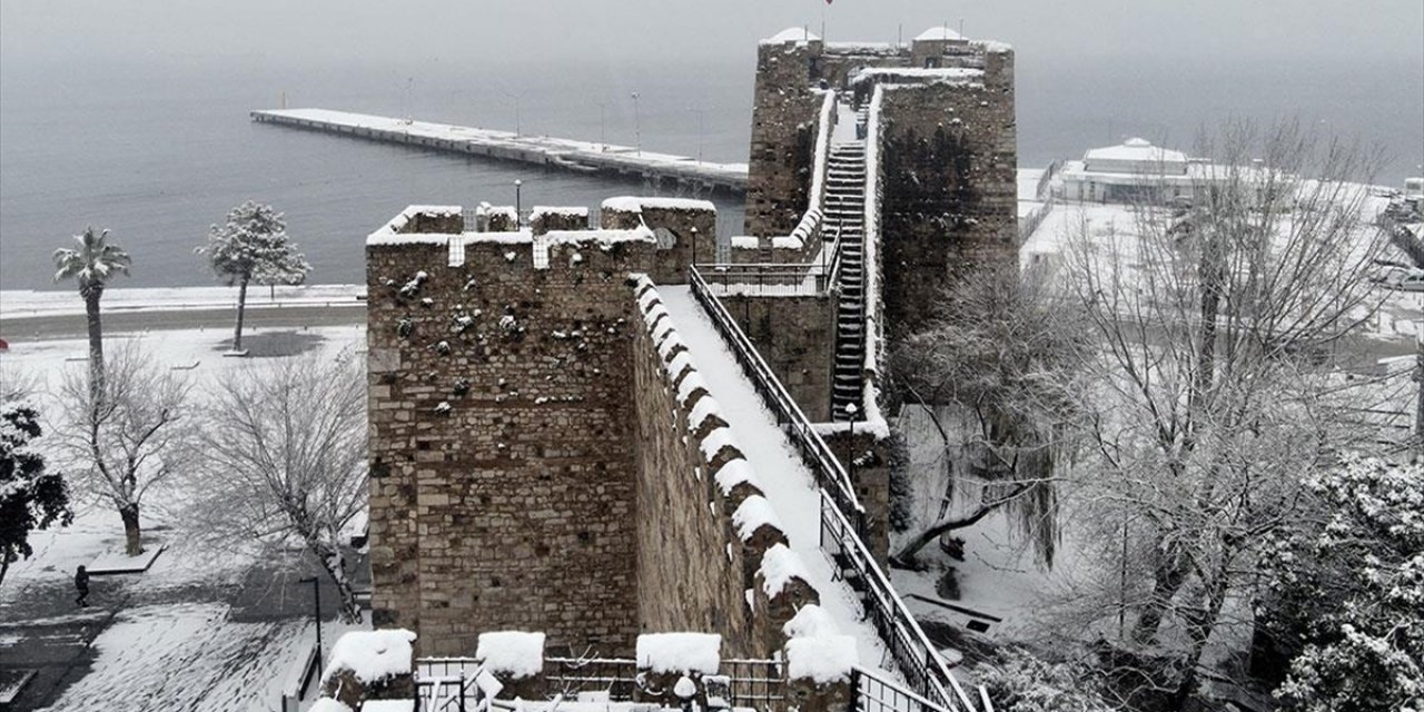 Beyaza Bürünen Sinop Kalesi ve Tarihi Cezaevi Dronla Görüntülendi