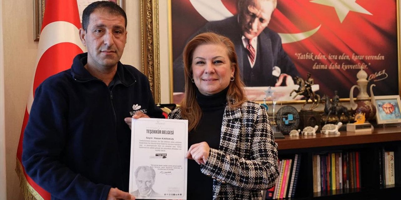 Karabük'te Temizlik İşçisinin Atatürk Hassasiyeti Kamerada