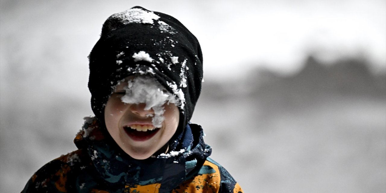 İstanbul'da Etkisini Sürdüren Kar Yağışı Nedeniyle Yarın Eğitim-Öğretime Ara Verildi