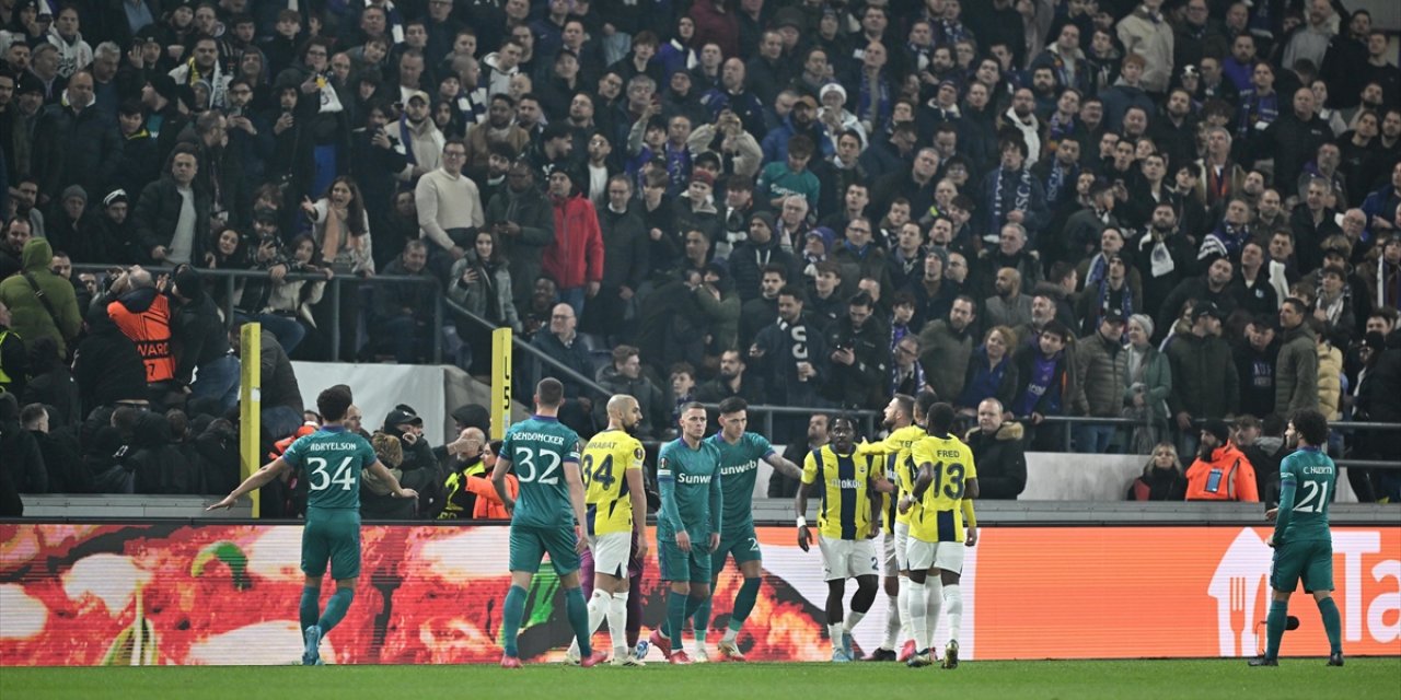 Anderlecht-Fenerbahçe Mücadelesi Tribündeki Irkçı Davranışlar Nedeniyle Durdu