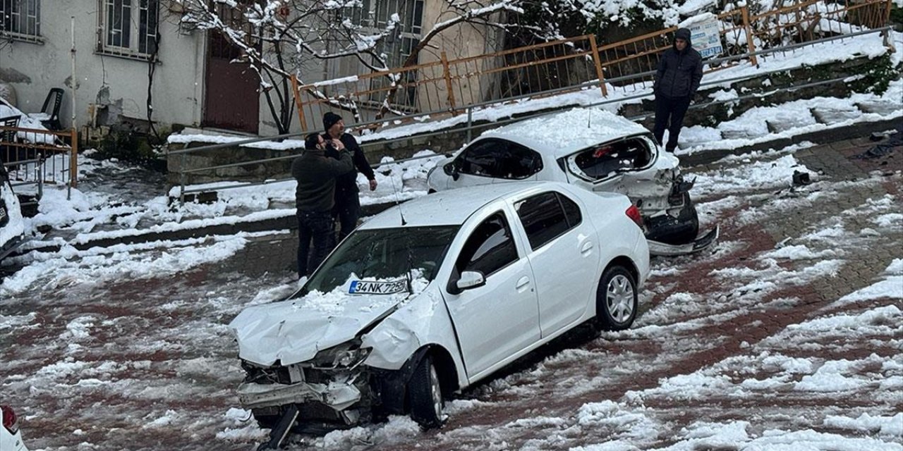 İstanbul'da Etkisini Artıran Kar Yağışı Sürücülere Zor Anlar Yaşatıyor