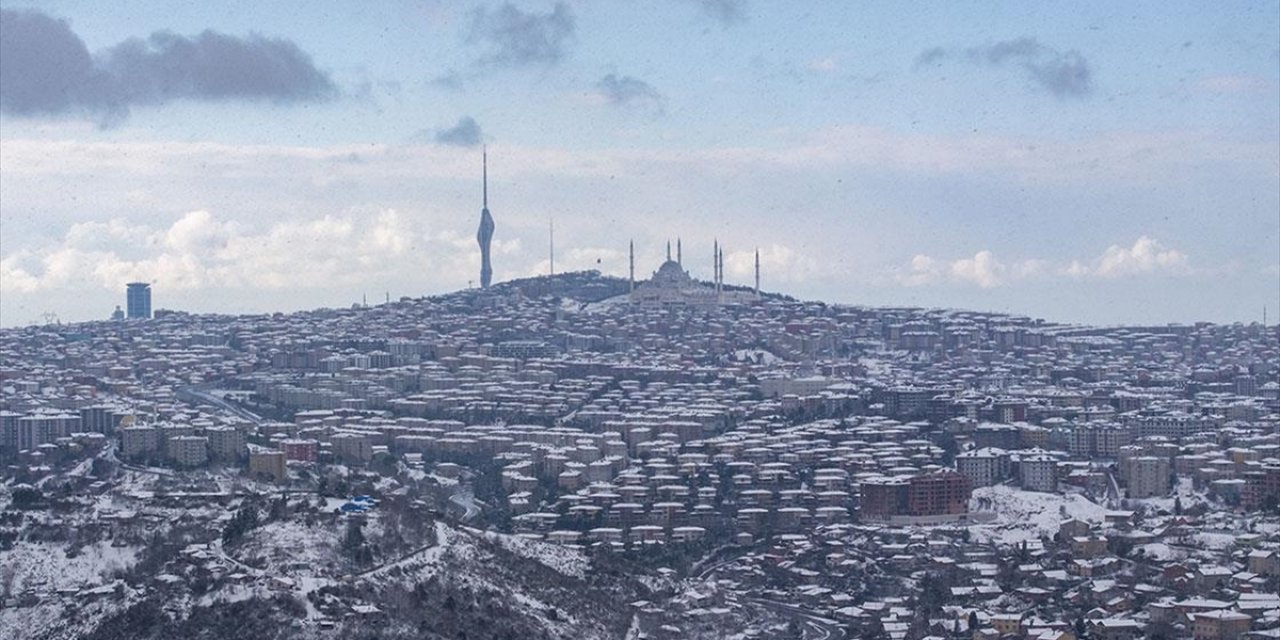 İstanbul'da Kar Yağışının Yarın da Etkili Olması Bekleniyor