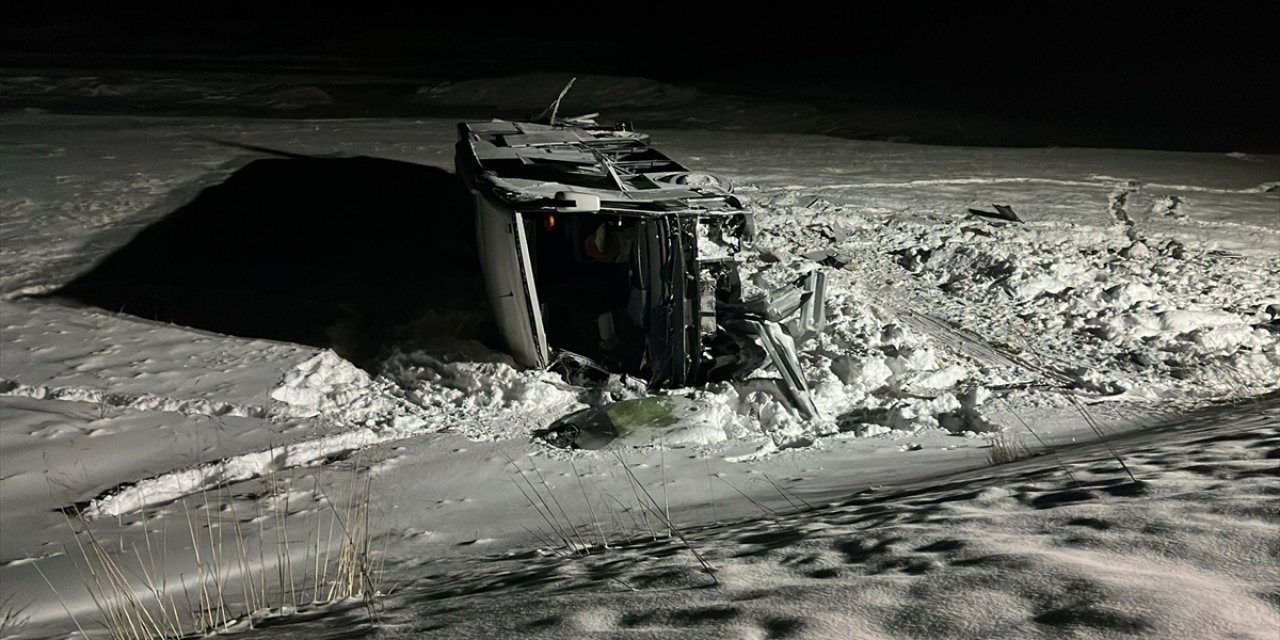 Erzurum'da Yolcu Otobüsünün Devrildiği Kazada 37 Kişi Yaralandı