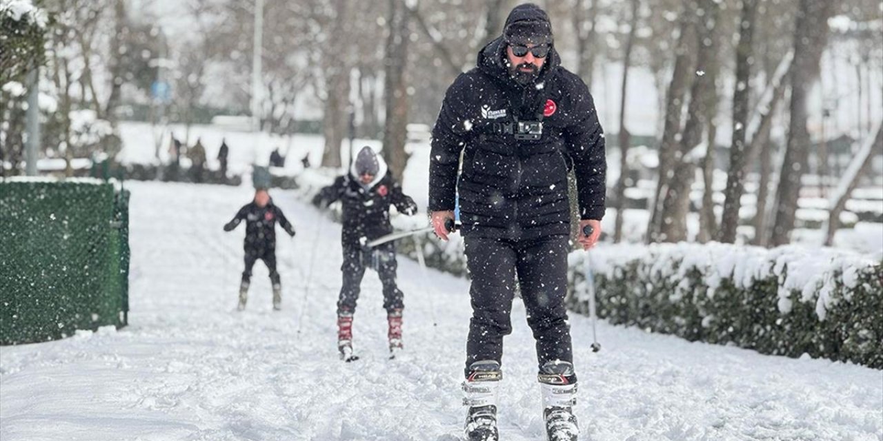 İstanbul'daki 15 Temmuz Millet Bahçesi'nde Kayak Keyfi