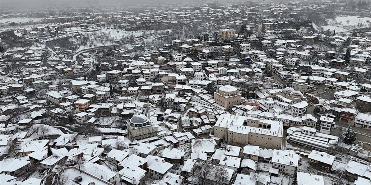 Safranbolu'da Karla Kaplanan Tarihi Yapılar Havadan Görüntülendi