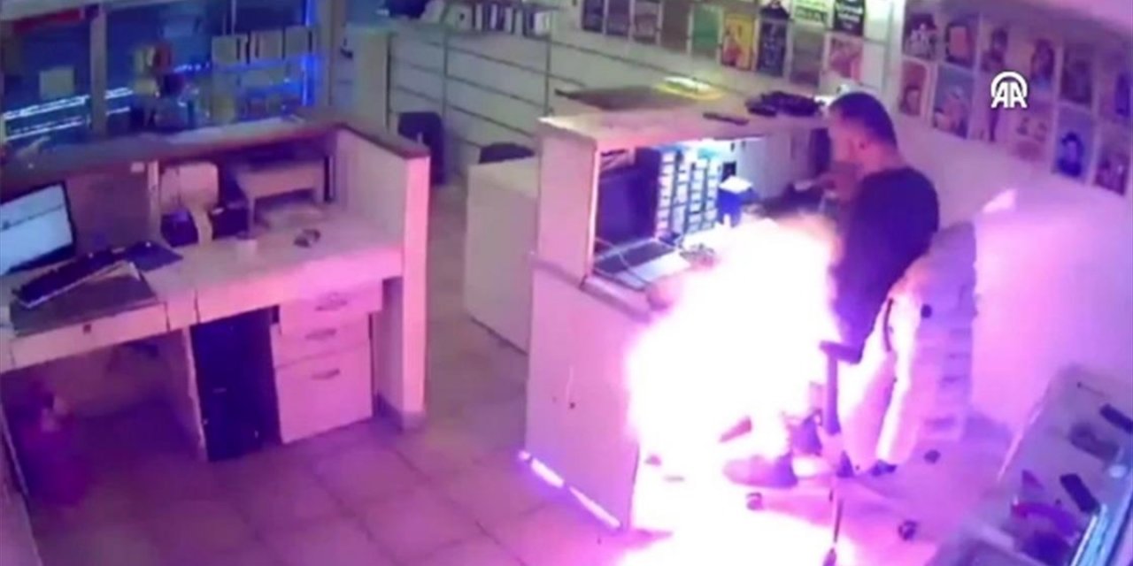 Rize'de Cep Telefonu Bataryasının Patlama Anı Güvenlik Kamerasına Yansıdı