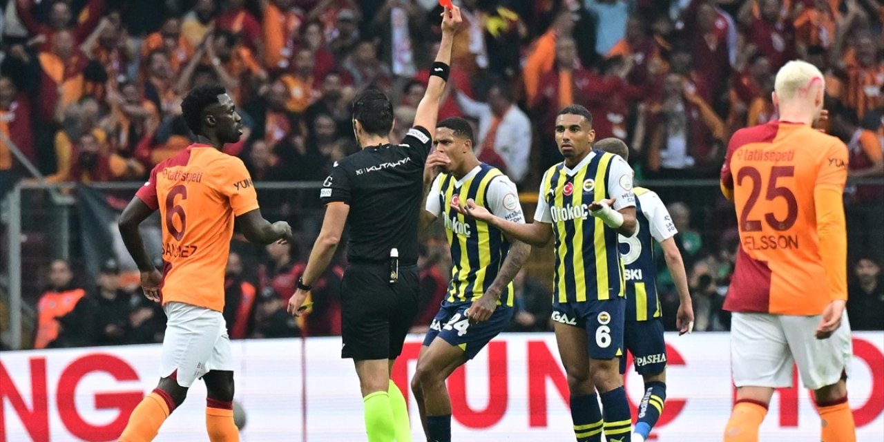 Derbide Kartlar Havada Uçuşuyor