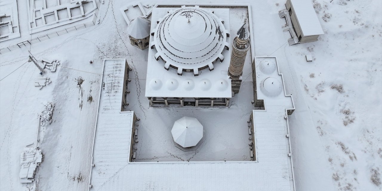 Van'ın Tarihi Yapıları Karla Kaplandı