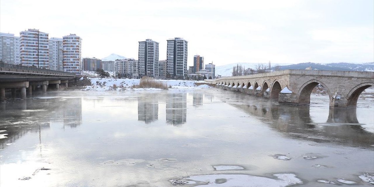 Türkiye'nin En Uzun Nehri Kızılırmak Kısmen Buz Tuttu