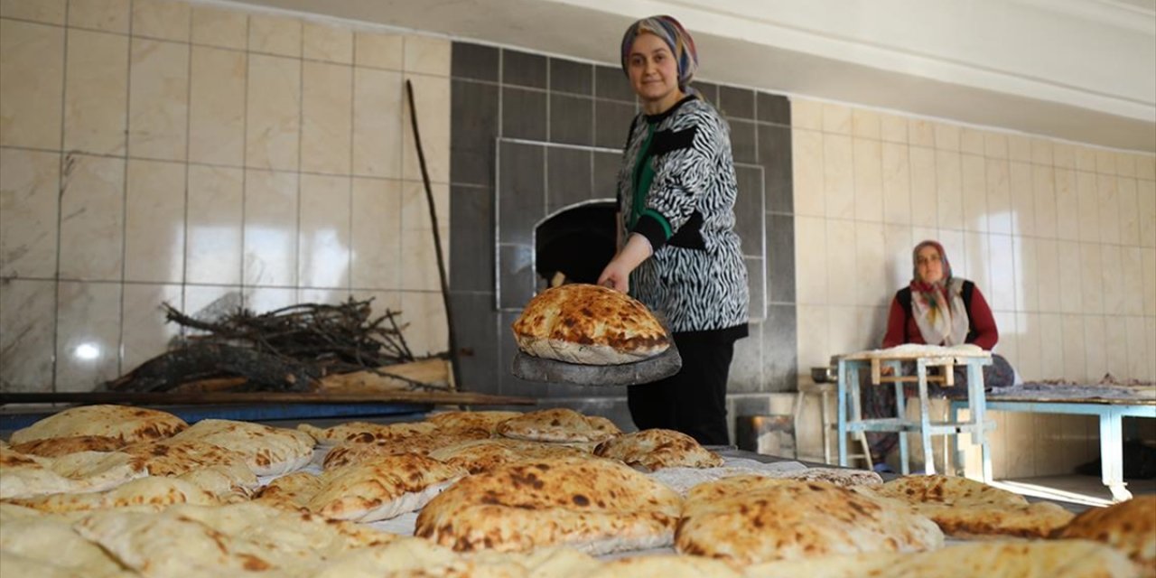 Ankaralı Kadınlar Ramazan Öncesi İmece Usulü Döşeme Ekmeği Mesaisinde