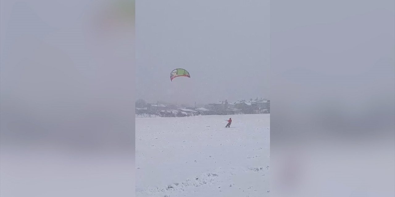 İstanbul'da Bir Kişinin Uçurtma Kayağı Yapması Kamerada