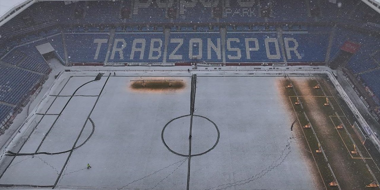 Trabzonspor-Gaziantep FK Maçının Oynanacağı Papara Park'ta Kar Yağışı Etkili Oluyor