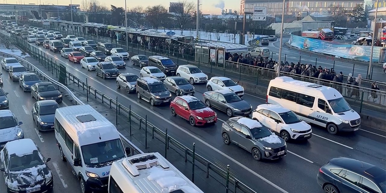 İstanbul'da Haftanın İlk İş Gününde Trafik Yoğunluğu Yaşanıyor