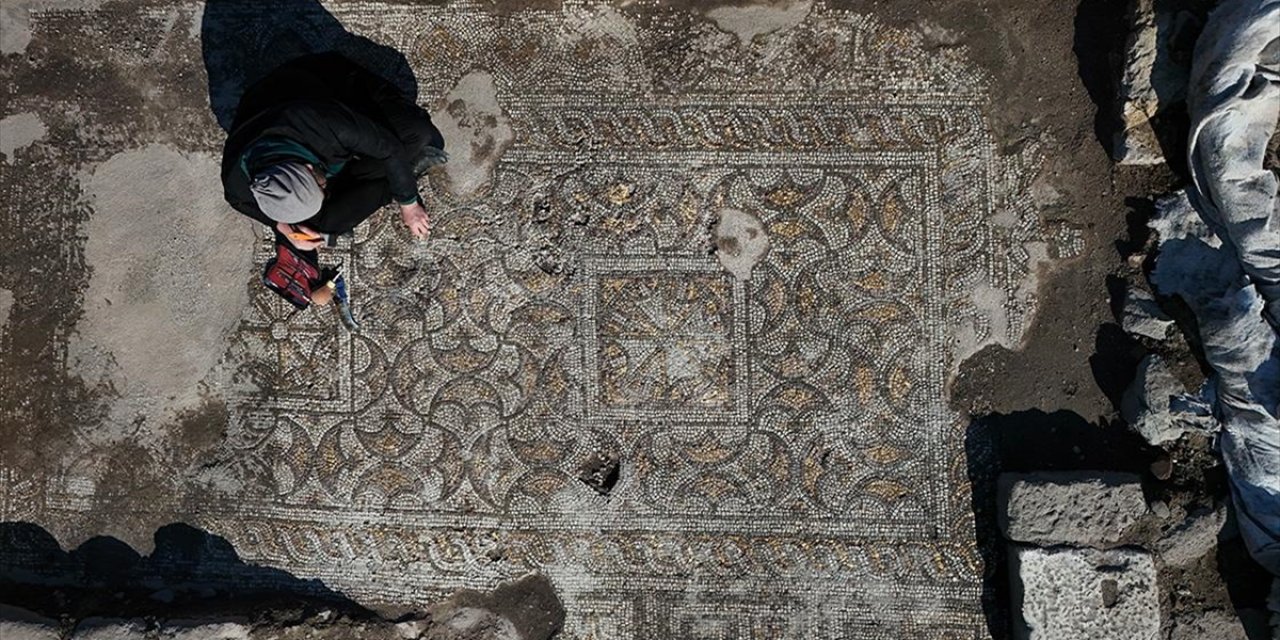 Pergamon'da "Mozaikli Ev" Gün Yüzüne Çıkarılıyor