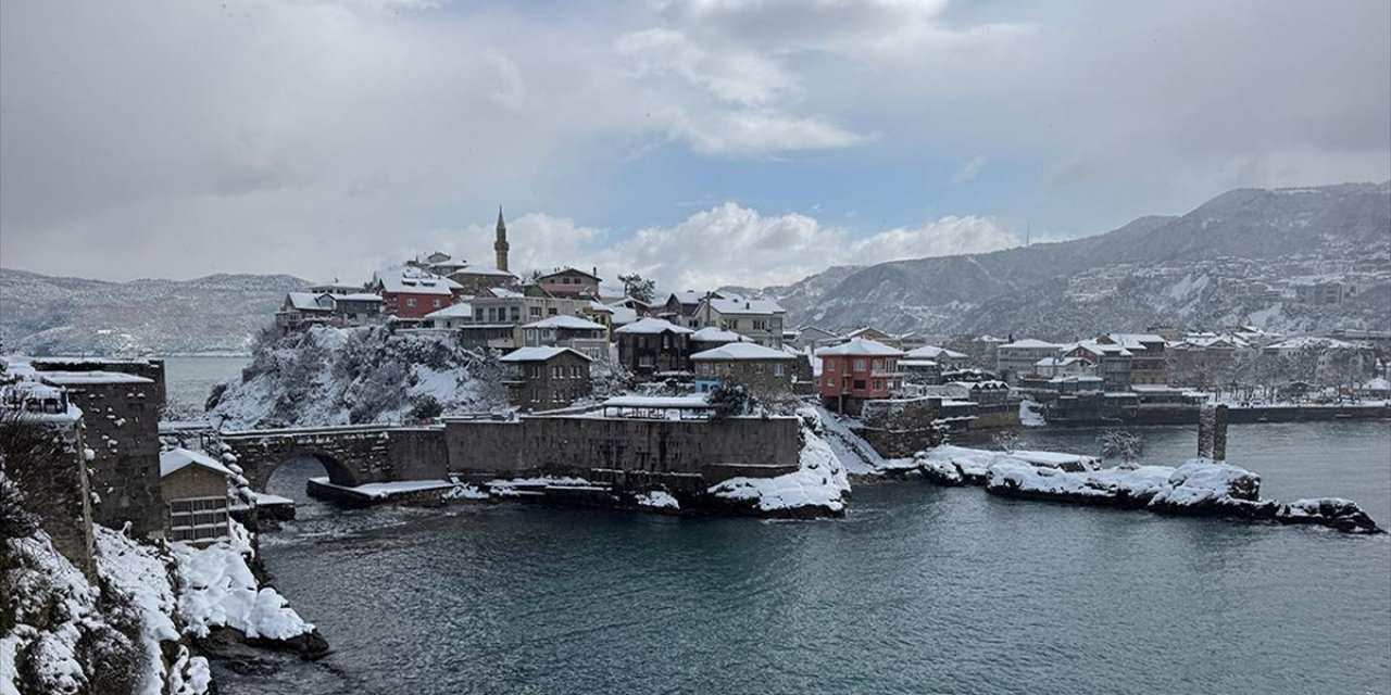 "Karadeniz'in İncisi" Amasra'da Kar Yağışıyla Güzel Manzaralar Oluştu