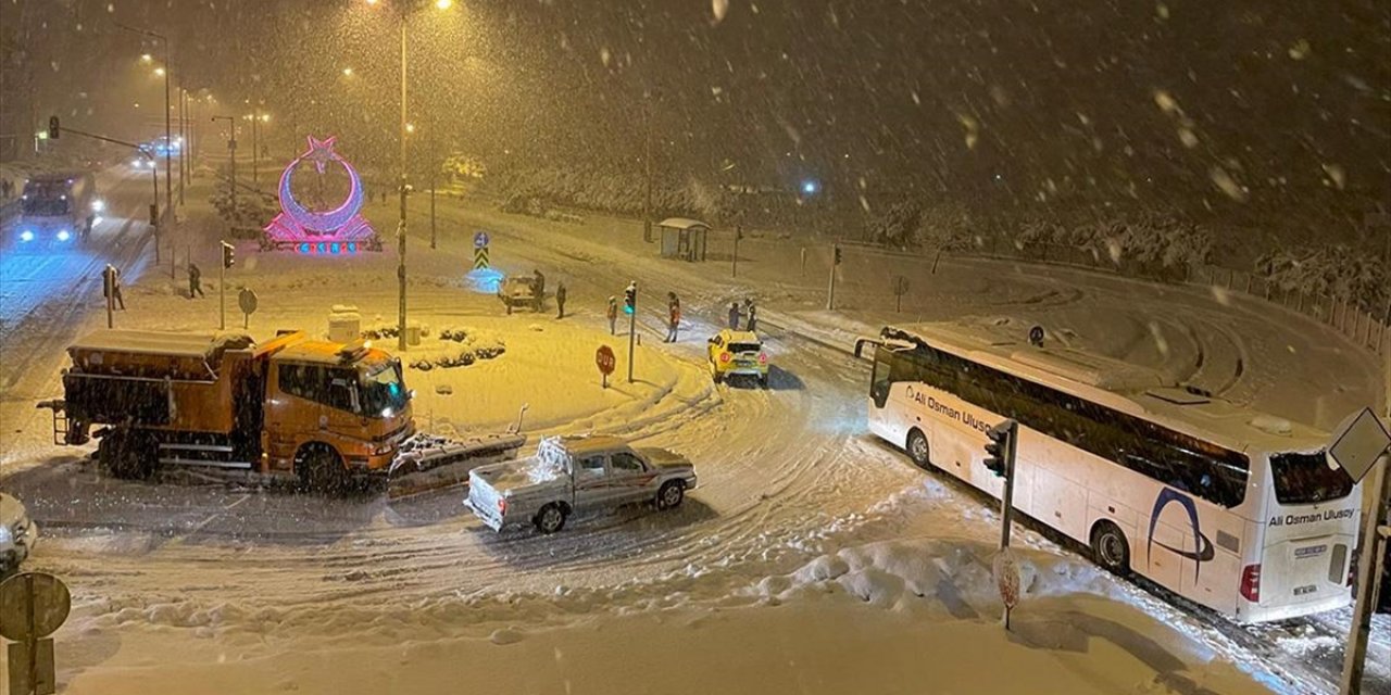 Karadeniz Sahil Yolu'nun Trabzon-Giresun Güzergahı, İki Tırın Çarpışması Sonucu Ulaşıma Kapandı