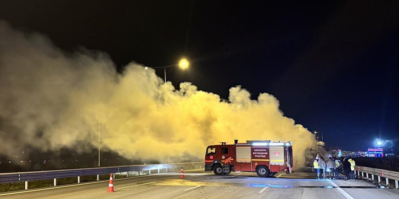 Kuzey Marmara Otoyolu'nun Ankara İstikameti Akyazı Kesiminde Tır Yangını Nedeniyle Trafik Tek Şeritten Sağlanıyor