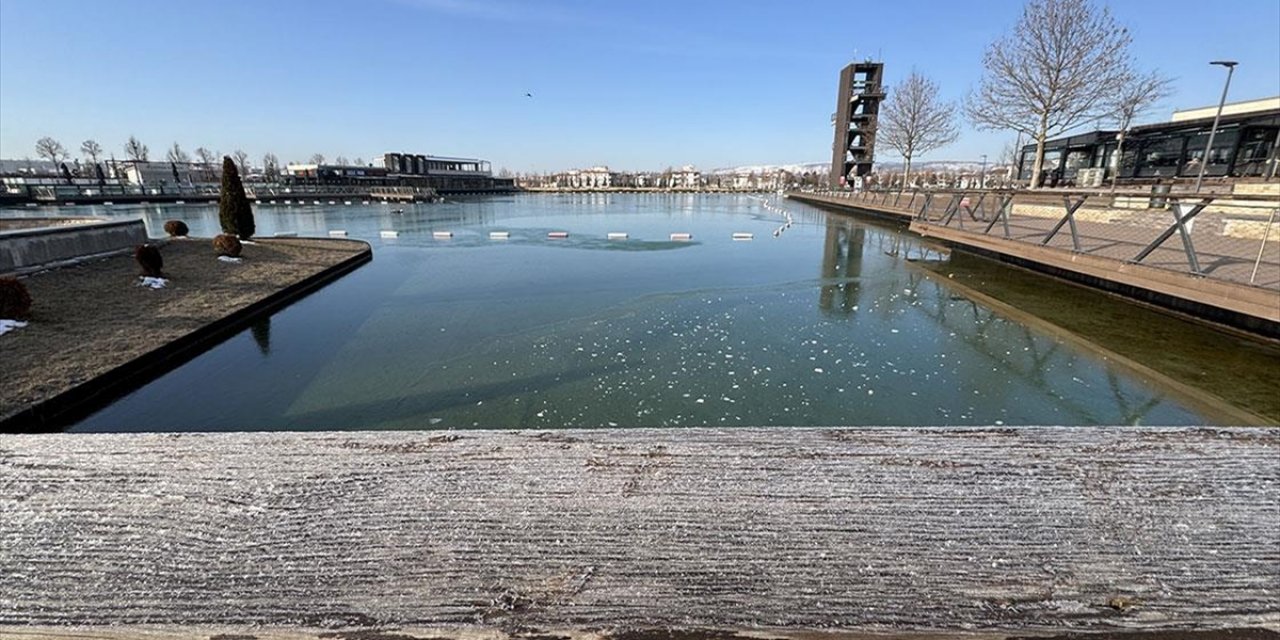 Çorum Millet Bahçesi'ndeki Göletin Yüzeyi Buzla Kaplandı