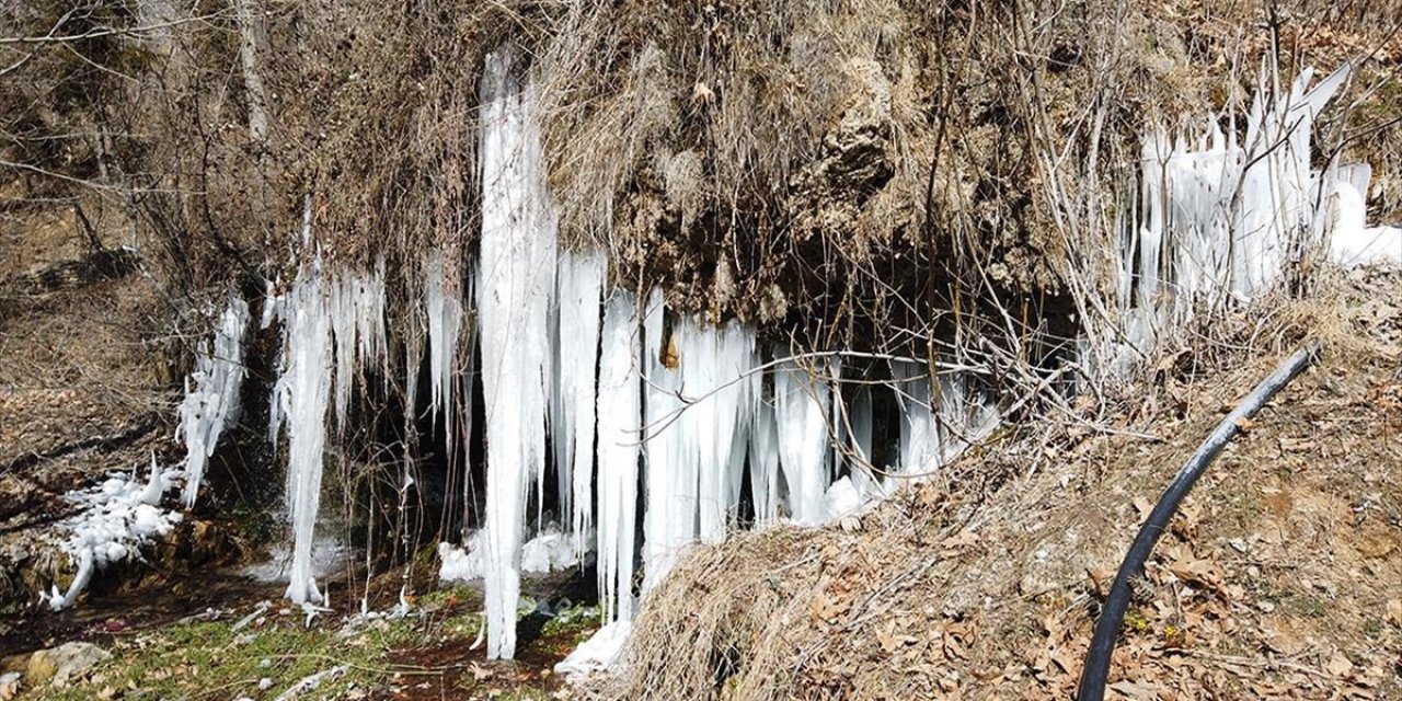 Adana'da Buz Tutan Obruk Şelalesi'nde Sarkıtlar Oluştu