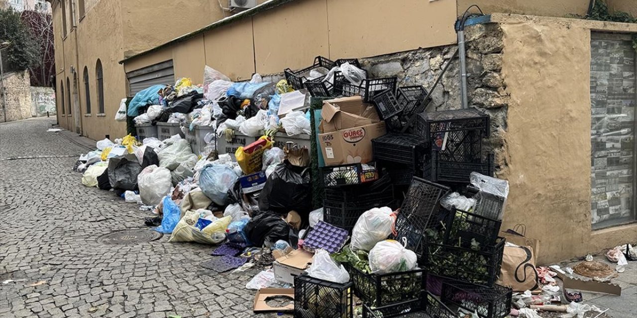 Beşiktaş'ta Toplanmayan Çöplere Esnaf ve Mahalle Sakinleri Tepki Gösterdi