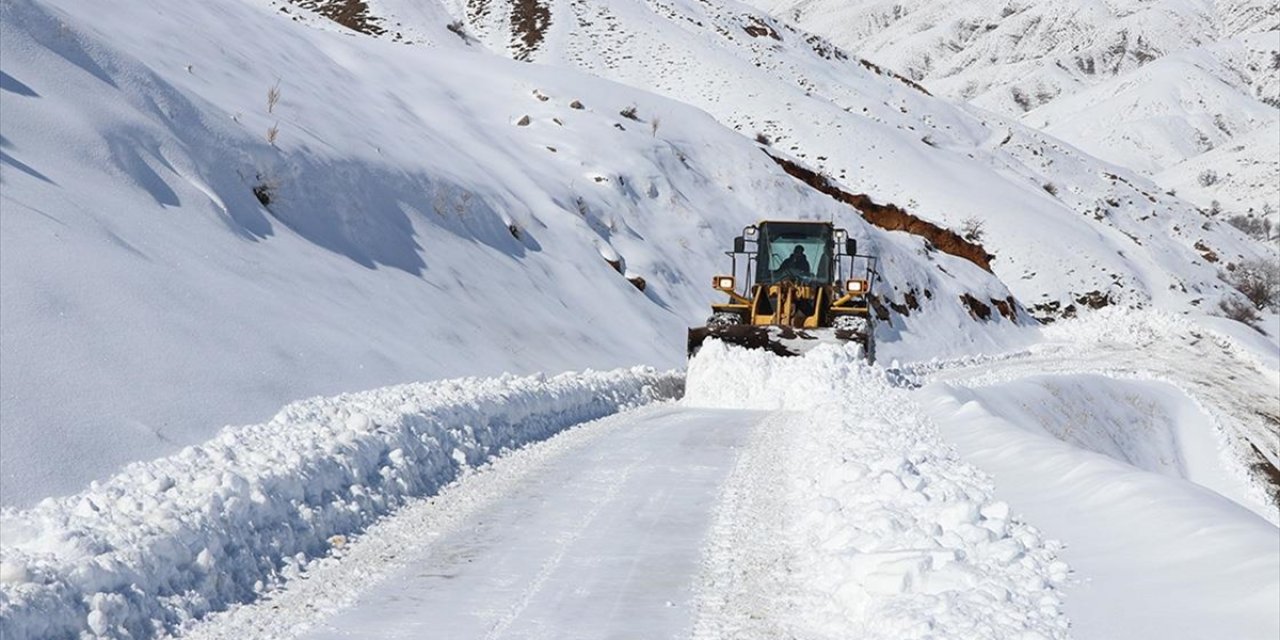 "Kar Kaplanları" Siirt'te Kapanan Yolları Açmak İçin Gece Gündüz Mesaide