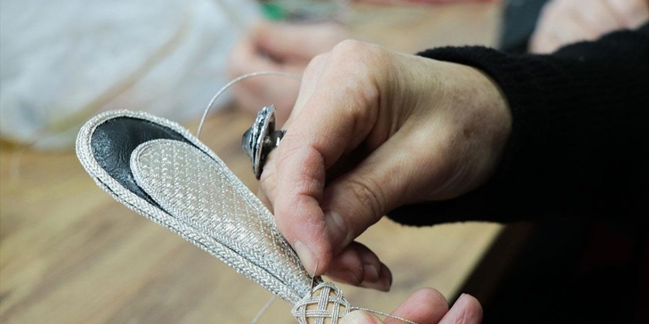 Kadınlar Geleneksel Çerkes Motiflerini Giysi ve Çeşitli Ürünlere İşliyor