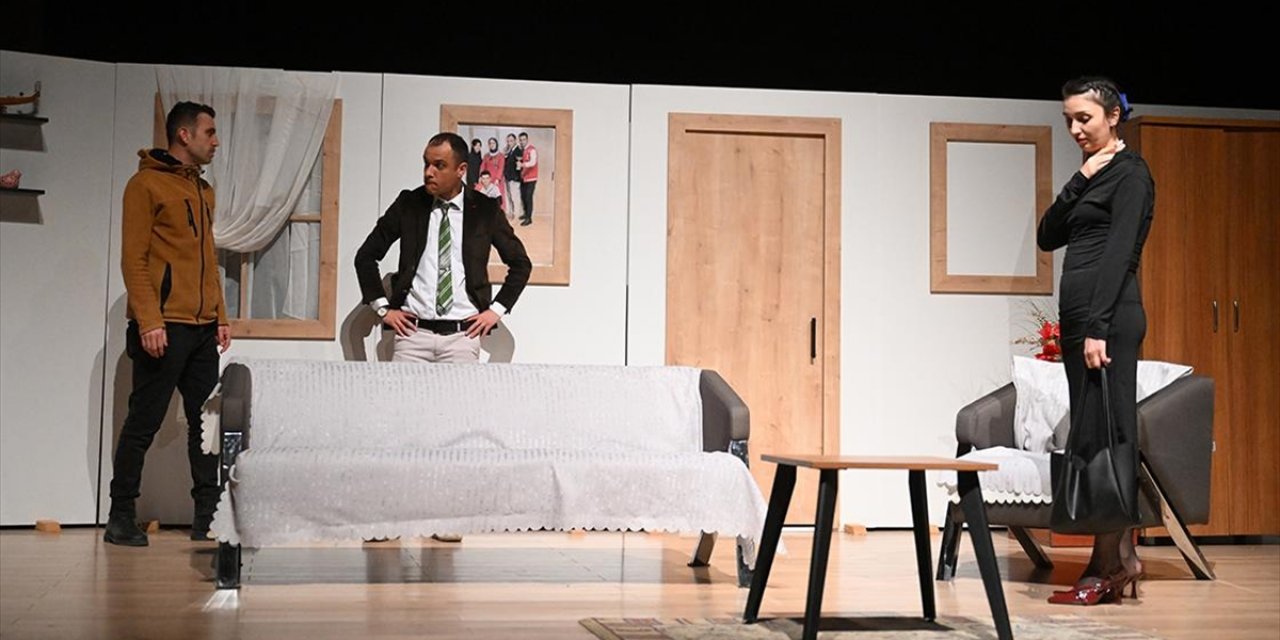 Edirne'de Emniyet Mensupları ve Aileleri Uyuşturucuyla Mücadelenin Önemine Tiyatroyla Dikkati Çekti