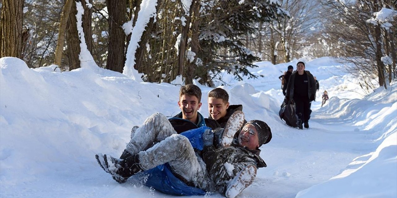 Köyüne Kızak Pisti Yapan Muhtar Beyaz Örtüyü Çocuklar İçin Eğlenceye Dönüştürdü