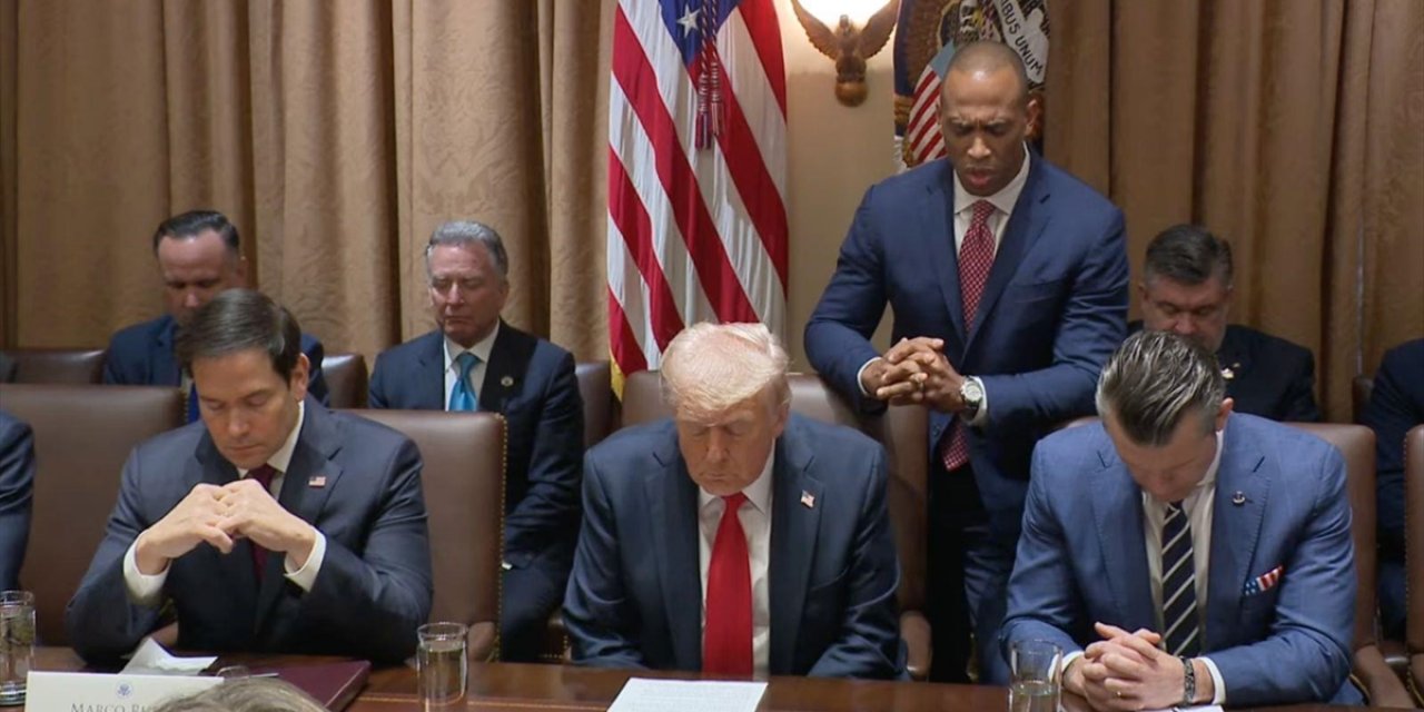 Trump, Beyaz Saray'da Kabine Üyeleriyle Dua Ederek Başladığı İlk Kabine Toplantısında Konuştu