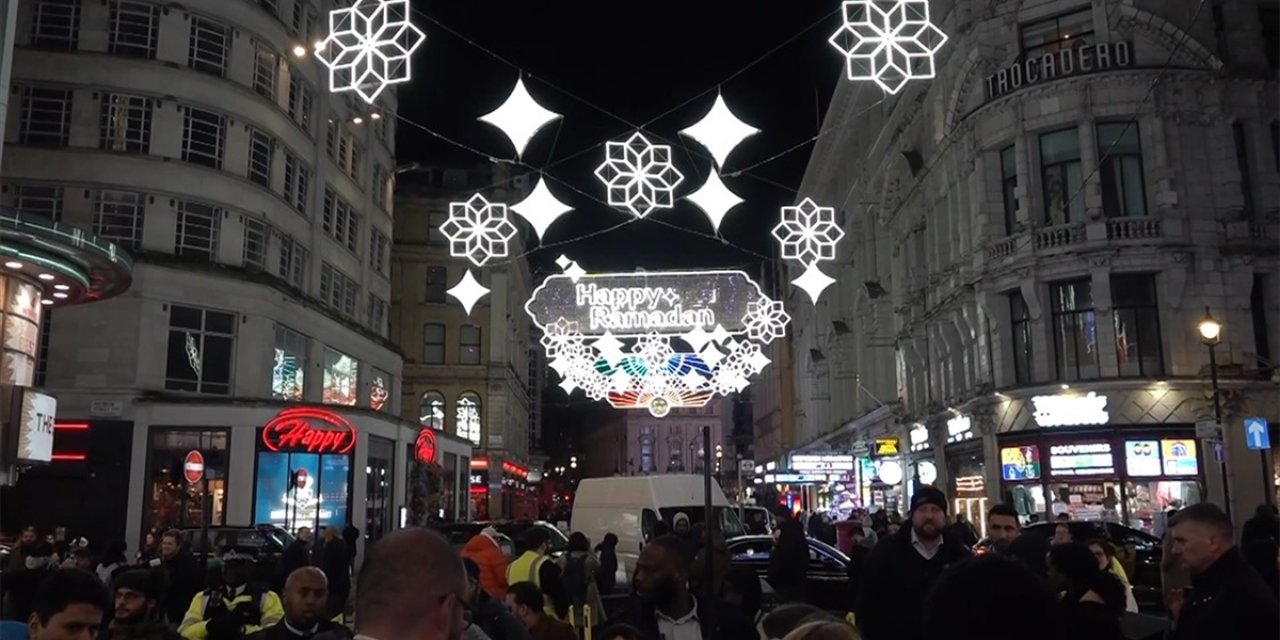 Londra'nın Ünlü Coventry Caddesi 3'üncü Kez Ramazan İçin Süslendi