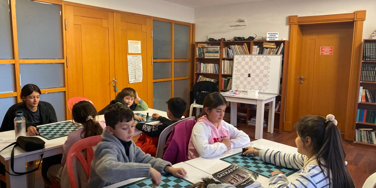 Kuşadası Belediyesi’nin Ücretsiz Satranç Kursu Başladı