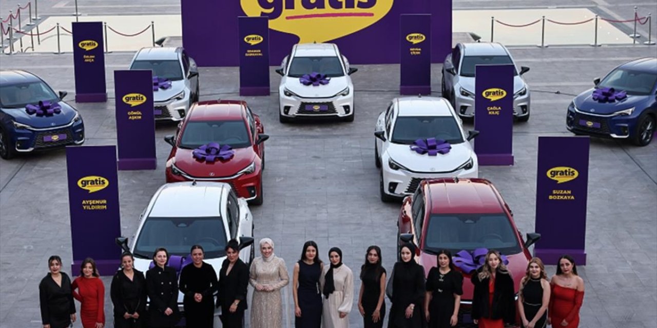 Gratis, Çekilişle Otomobil Kazanan 15 Kişiye Anahtarlarını Teslim Etti