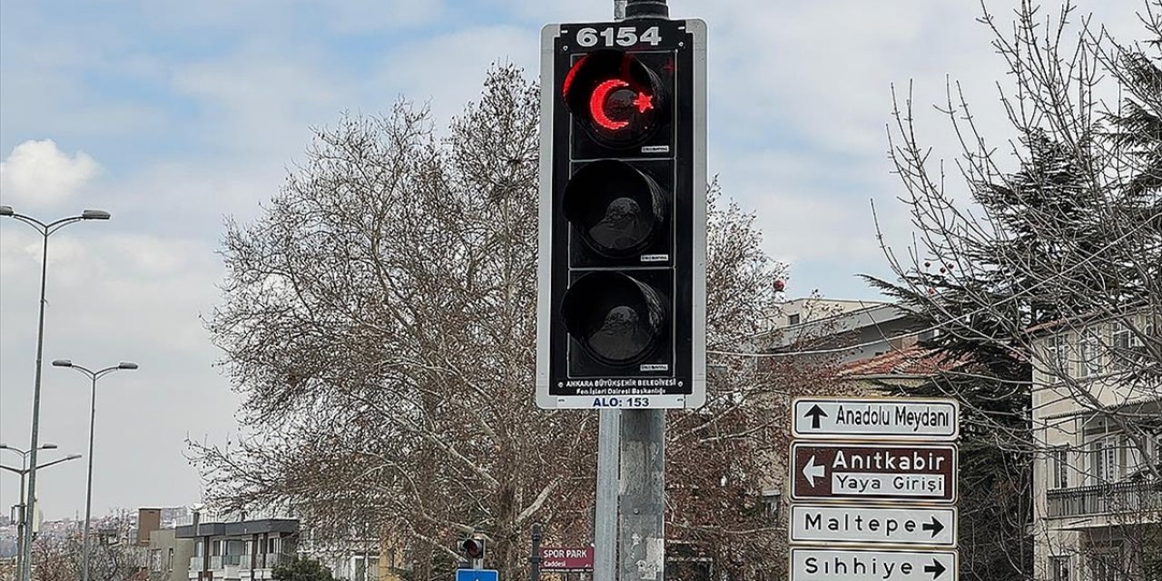 Anıtkabir Çevresinde "Ay-Yıldızlı" Trafik Işıkları Yanıyor