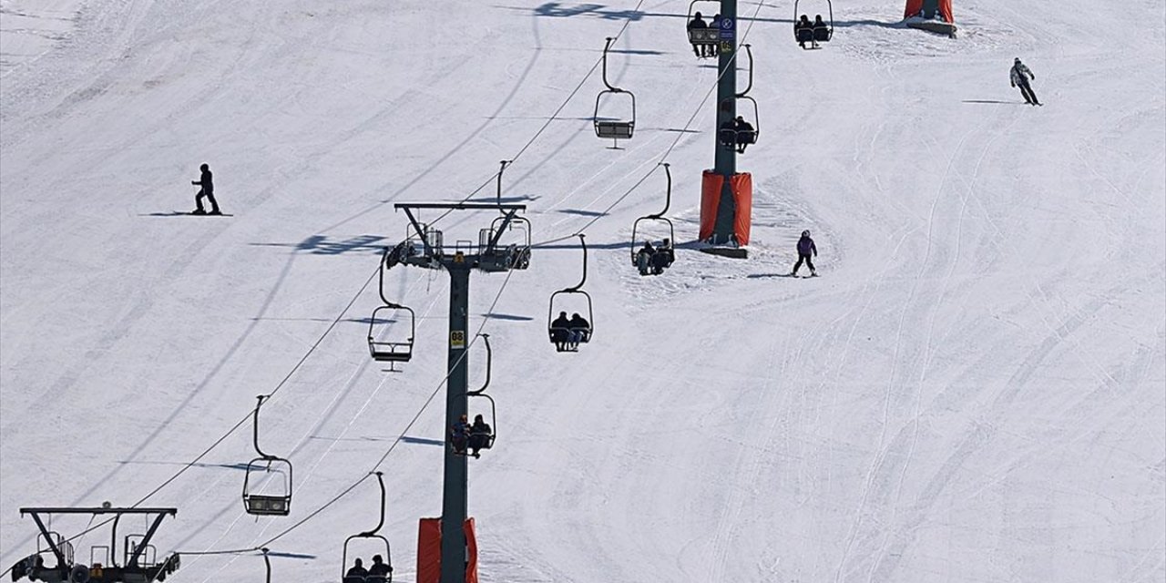 Akdağ Kayak Merkezi'nde Kayakseverler Kışın Tadını Çıkarıyor