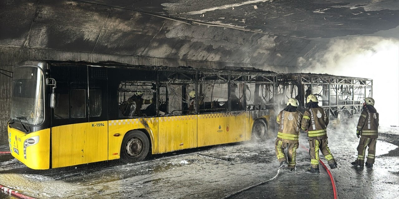 Başakşehir'de Seyir Halindeki İett Otobüsü Yandı