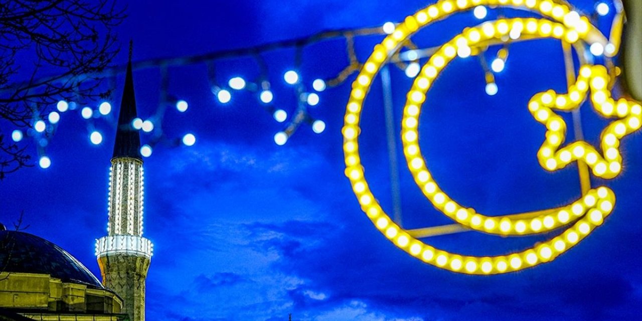 Saraybosna'daki Tarihi Başçarşı, Ramazan Ayı İçin "Ay ve Yıldız" Işıklarıyla Süslendi