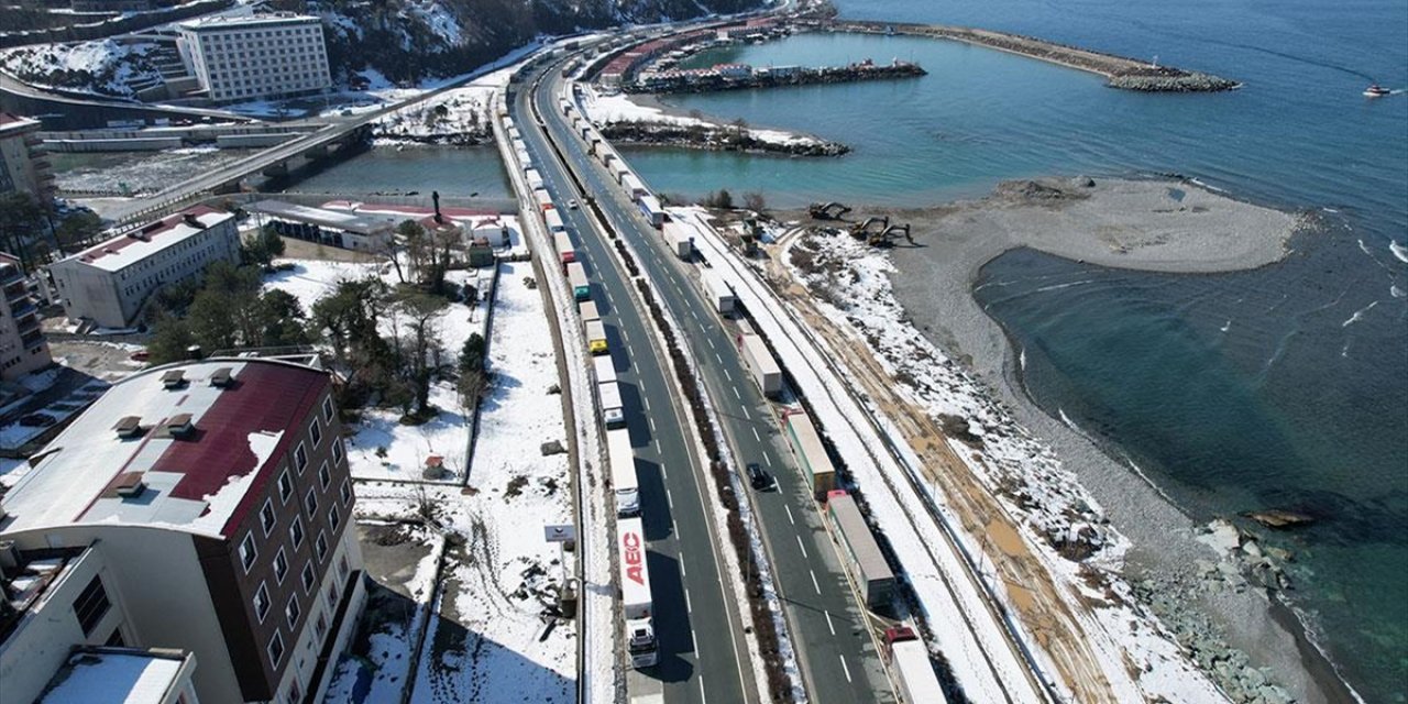 Sarp Sınır Kapısı ve Karadeniz Sahil Yolu'nda Tır Yoğunluğu Oluştu
