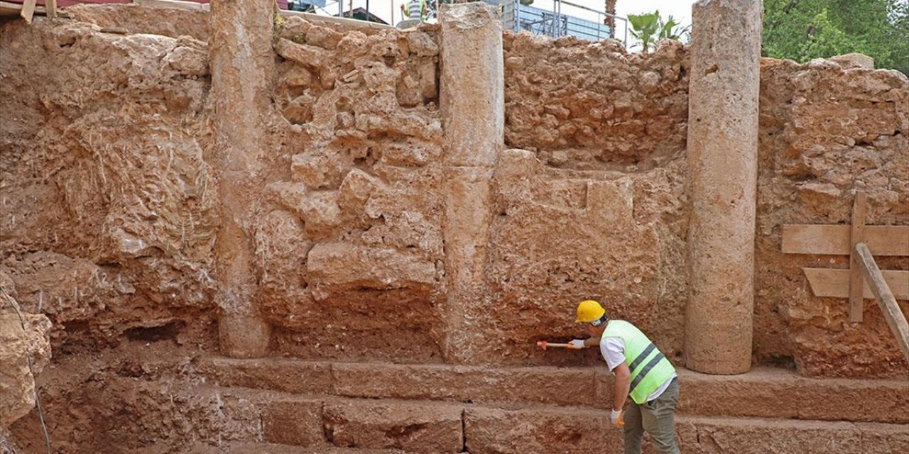 Antalya'da Hıdırlık Kulesi Kazılarında Yazıtlı Mozaik Bulundu